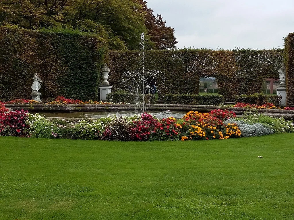 Springbrunnen und Blumenbeete im Palastgarten.